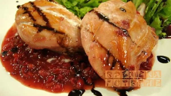 Пиле с червени боровинки