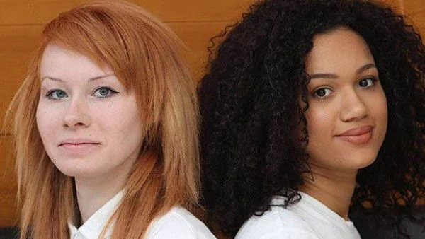 Изумително! Тези две момичета са близначки