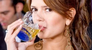 Защо да излизаш с момиче, обичащо уиски