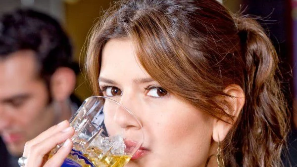 Защо да излизаш с момиче, обичащо уиски