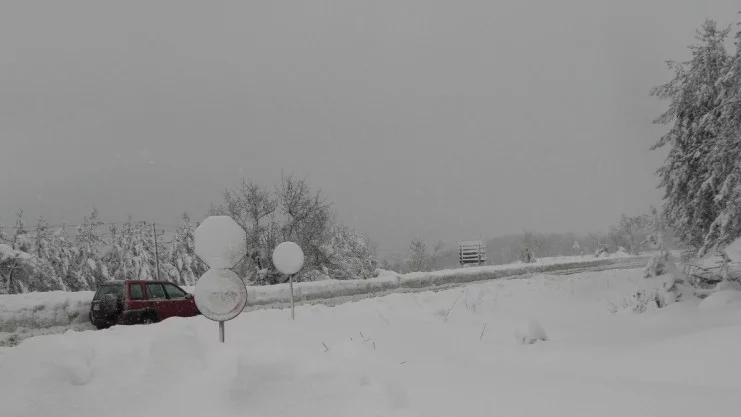 Силни ветрове, сняг и лед обхващат Балканския полуостров