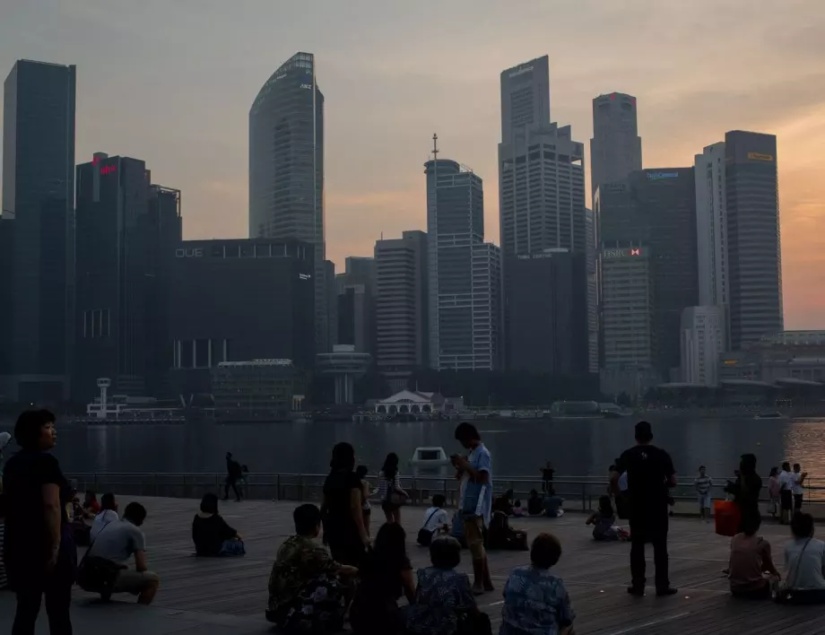 Заради купон британци загубиха право на работа в Сингапур