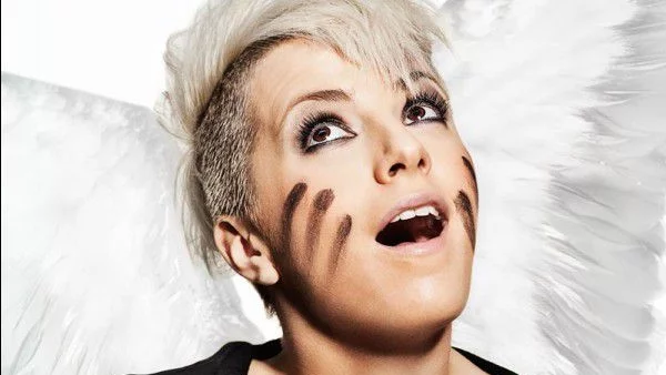 Поли Генова се превръща в грозното пате