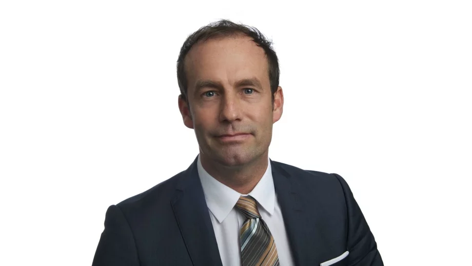 Симон Фасдал: България би трябвало да спечели от поевтиняването на петрола