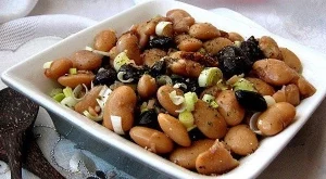 Салата с боб и сушени домати