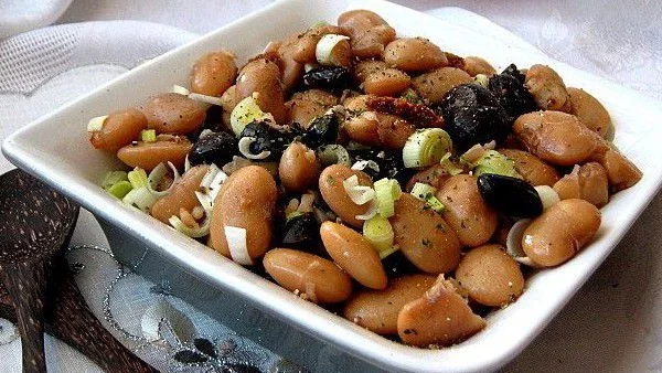 Салата с боб и сушени домати