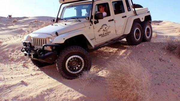 Jeep Wrangler 6x6 изглежда внушително