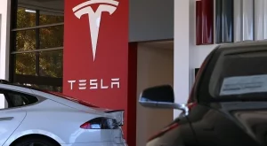 Проблем с автопилота на Тесла, компанията изтегля 300 000 автомобила