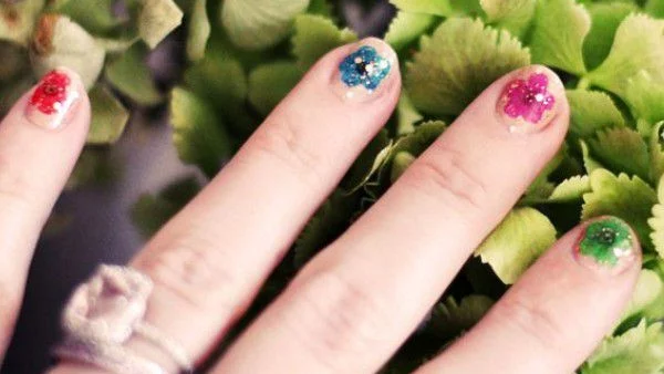 7 идеи за флорален маникюр