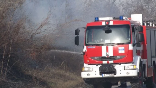 Пожар горя до летището в Пловдив