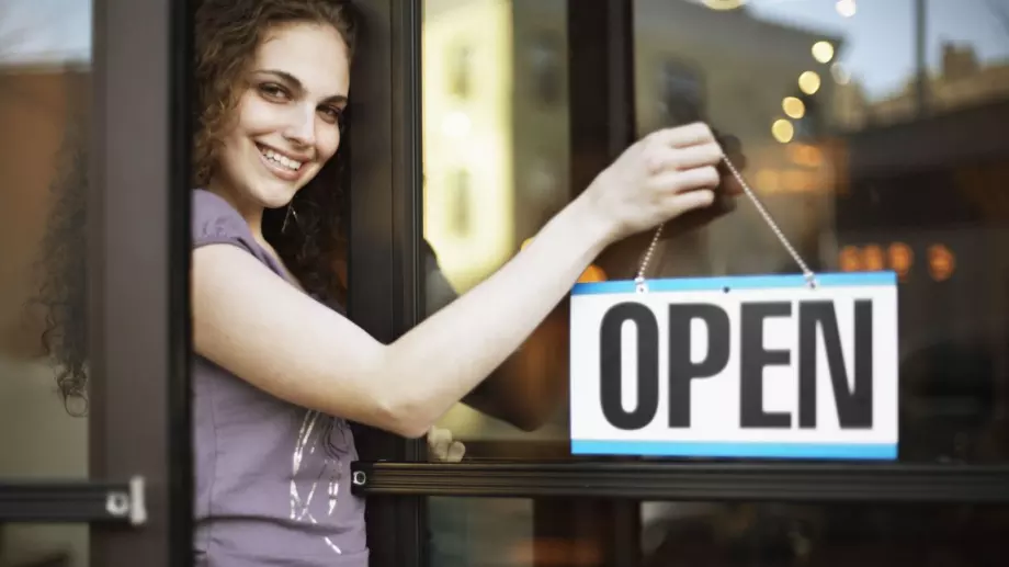 Великобритания тества мерки за връщане към масови събития 