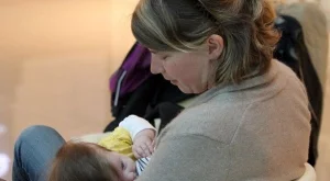 Майки кърмиха протестно в мол