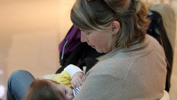 Майки кърмиха протестно в мол