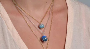 Стъклени колиета с пепел от кремирани хора