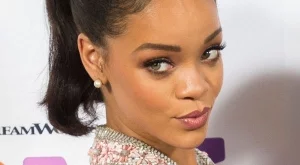 Вижте Риана като шаферка