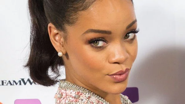 Вижте Риана като шаферка