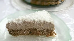 Свежа ябълкова торта с кокос