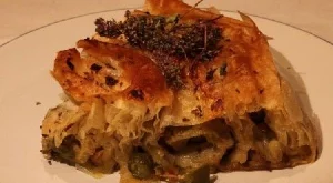 Вита баница с праз, гъби и кисели краставички