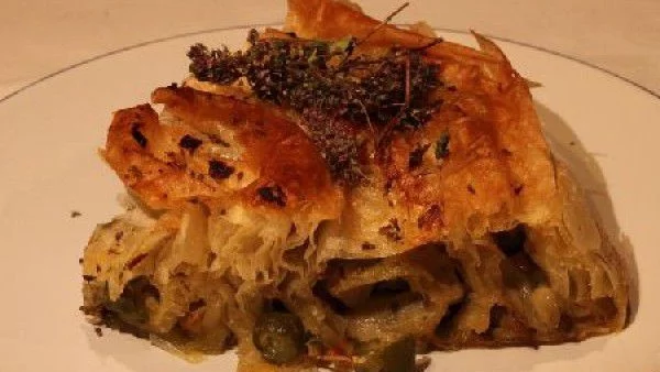 Вита баница с праз, гъби и кисели краставички