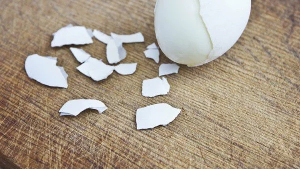 Как бързо да обелите яйце с чаша вода