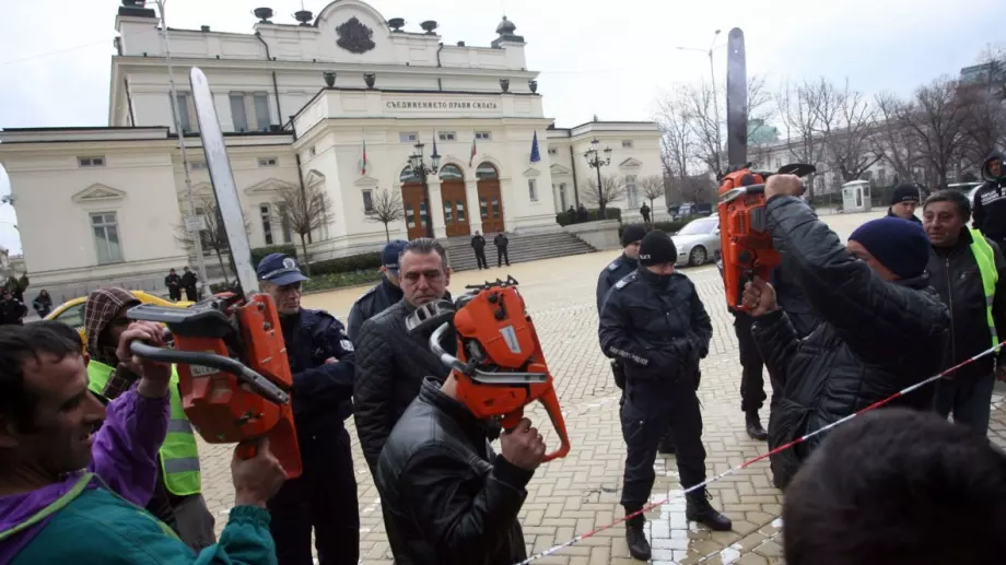 Важни заводи в дървообработващата индустрия намаляват работа и спират мощности