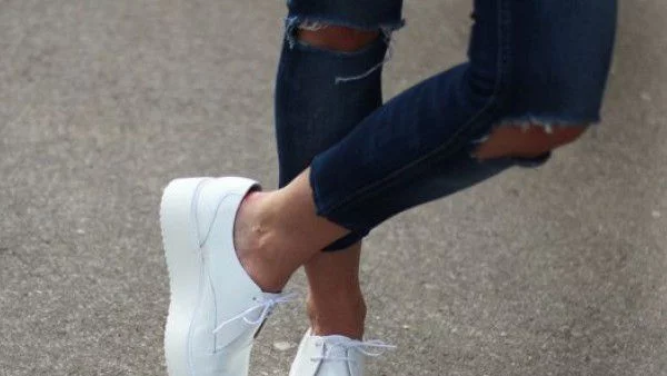 4 идеи как да носиш обувки с бяла платформа