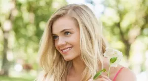 Женски виц за 23 август 2023: По улицата върви блондинка, а от деколтето ѝ...