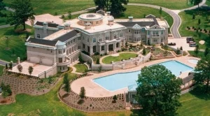 Невероятните имения на известни рапъри 