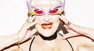 86-годишна баба рекламира бански