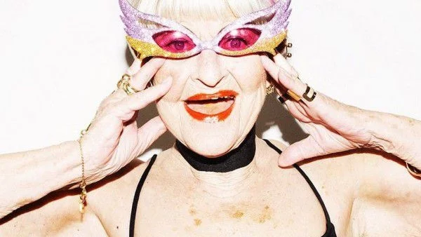 86-годишна баба рекламира бански