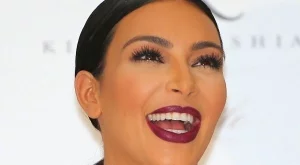 Ким Кардашиян отново се разголи