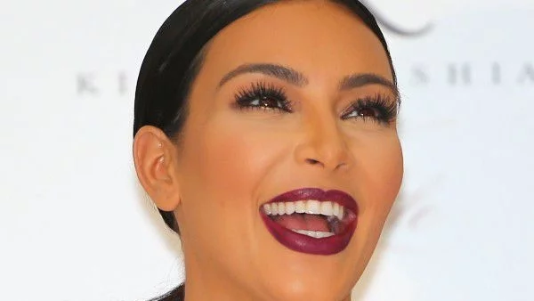 Ким Кардашиян отново се разголи