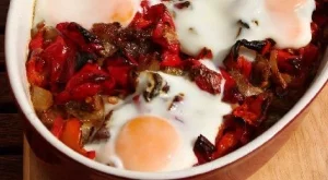 Свинска кавърма с червени чушки