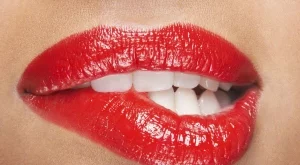 5 причини да се влюбиш в момичето с червено червило