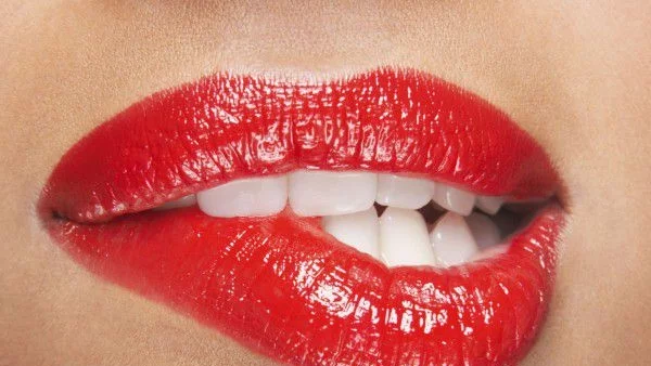 5 причини да се влюбиш в момичето с червено червило