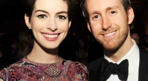 Ан Хатауей осиновява дете