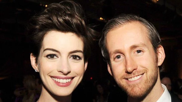 Ан Хатауей осиновява дете