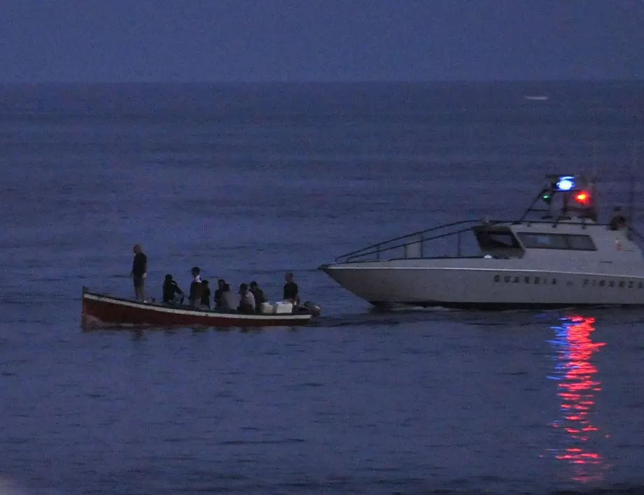 Кораб се преобърна след опит за групово селфи в Индонезия