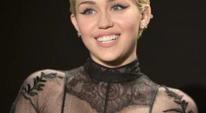 Упс! Майли Сайръс с космати подмишници