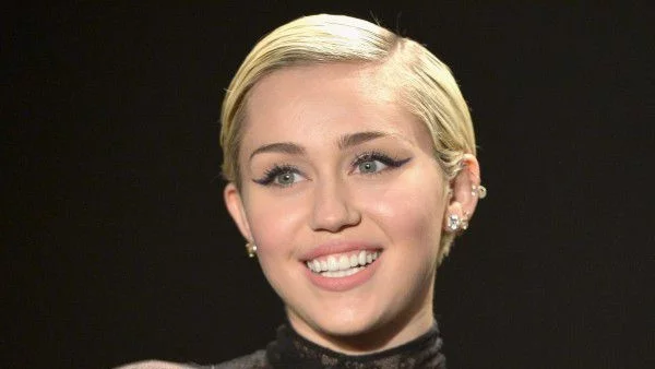 Упс! Майли Сайръс с космати подмишници