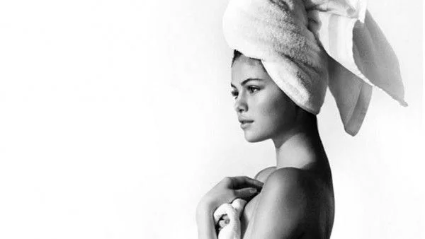 И Селена Гомес по кърпа