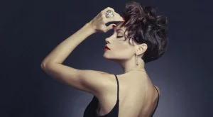 Самотата носи малка черна рокля...