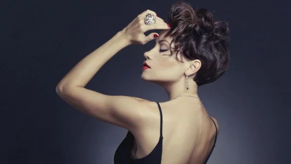 Самотата носи малка черна рокля...