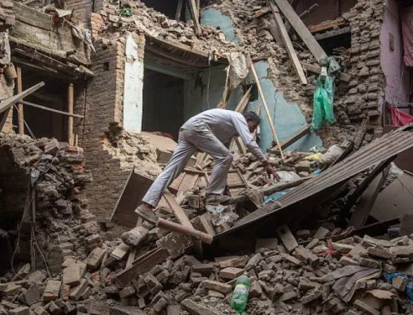Жертвите на земетресението в Непал достигнаха 7700 души