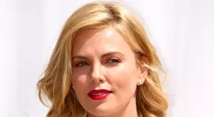 Чарлийз Терон пръска сексапил по бански в Гърция (СНИМКИ)