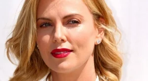 Защо синът на Чарлийз Терон носи момичешки дрехи (снимки)