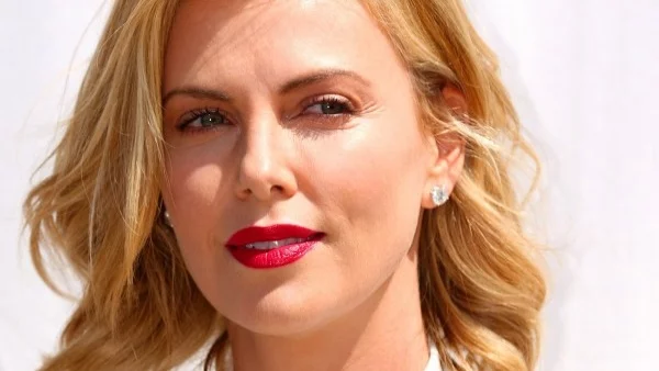 Защо синът на Чарлийз Терон носи момичешки дрехи (снимки)