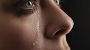 Сълзите на влюбената жена извират от сърцето