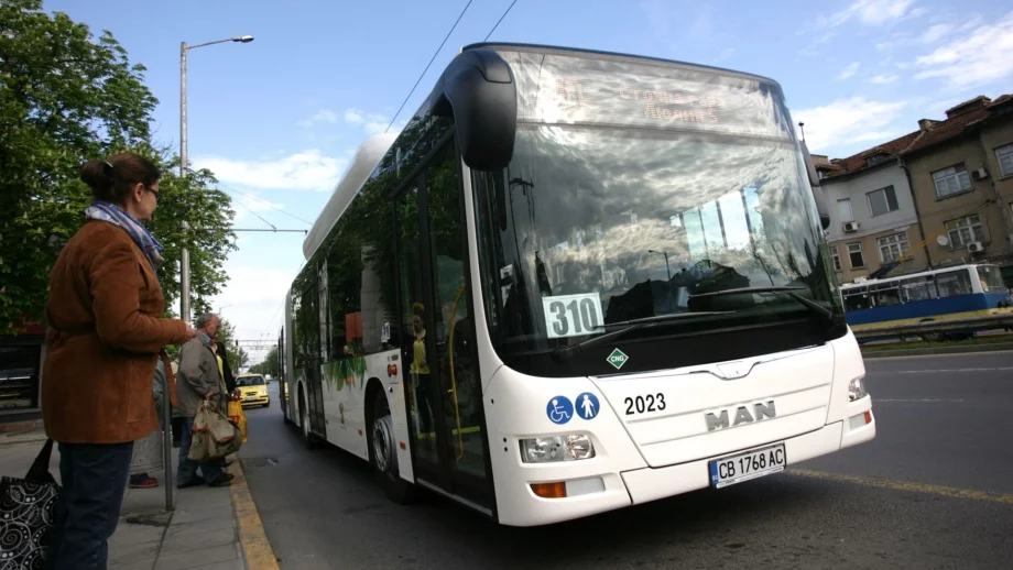 Навес и пейка за всяка втора спирка в София предвижда Фандъкова