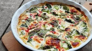 Фритата с броколи, спанак и червени чушки